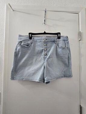 NWOT Nine West Light Wash Button-Front Women’s Shorts